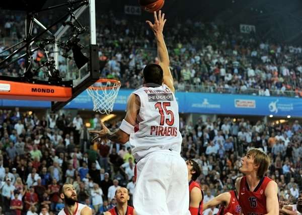En esta foto podemos ver el momento del lanzamiento ganador de Giorgos Printezis en la Final Four 2012 de Estambul