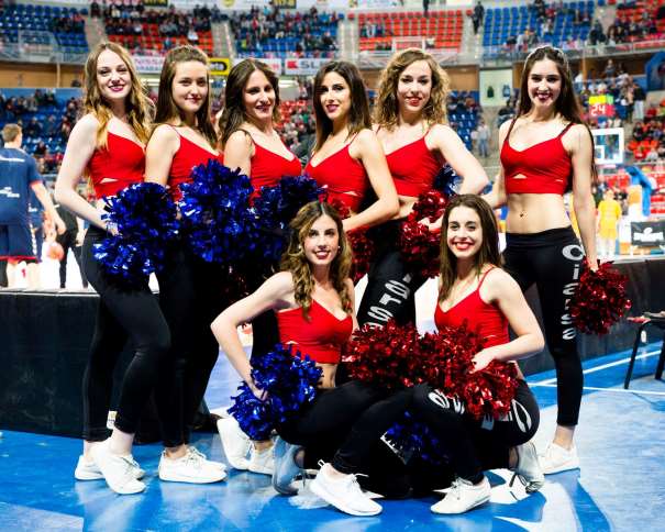 En esta foto, facilitada por la Liga ACB, podemos ver a las 8 Cheerleaders (Animadoras) del Baskonia, vestidas de rojo, con Top de tirantes, en el Partido que disputaron contra el Gran Canaria