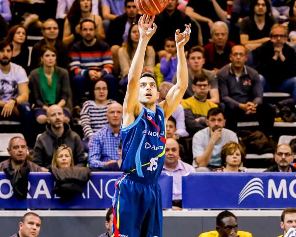 En esta foto podemos ver al Escolta del Andorra, David Navarro, MVP del Andorra - Tenerife de la Vigésimo Octava Jornada de la Liga ACB 2016-2017 con 21 de Valoración en los 20:33 que disputó, ejecutando un lanzamiento a canasta sin oposición