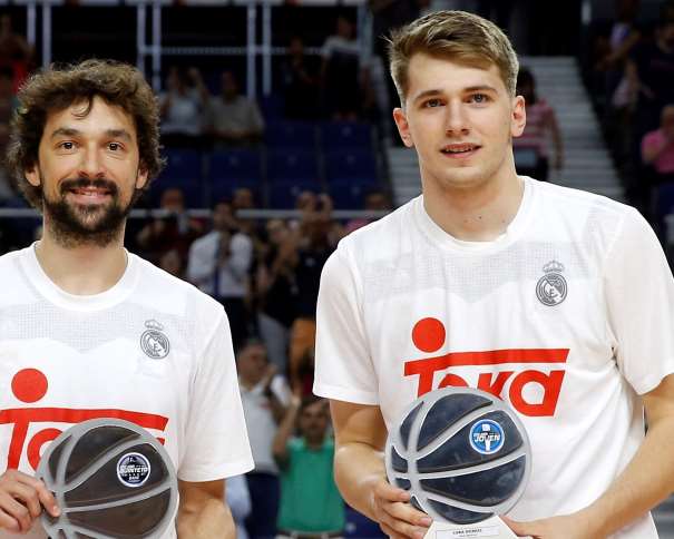 En esta foto, facilitada por la Liga ACB de Baloncesto, podemos ver a Lúka Dónchitch y a Sergio Llull posando al recibir los Trofeos de Mejor Joven e Integrante del "Quinteto Ideal" (respectivamente) de la Liga Regular ACB 2016-2017 ("impar", "de 17")