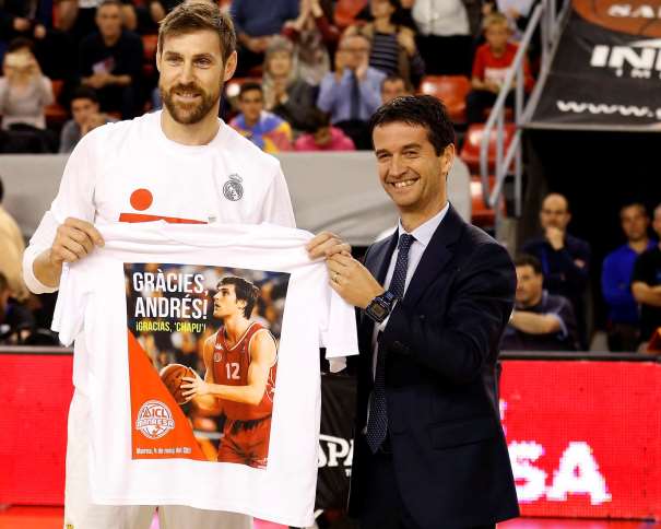 En esta foto, facilitada por la Liga ACB, podemos ver a Andrés "Chapu" Nocioni posando para los fotógrafos, mostrando el frontal de la camiseta recibida sujetándola con sus propias manos