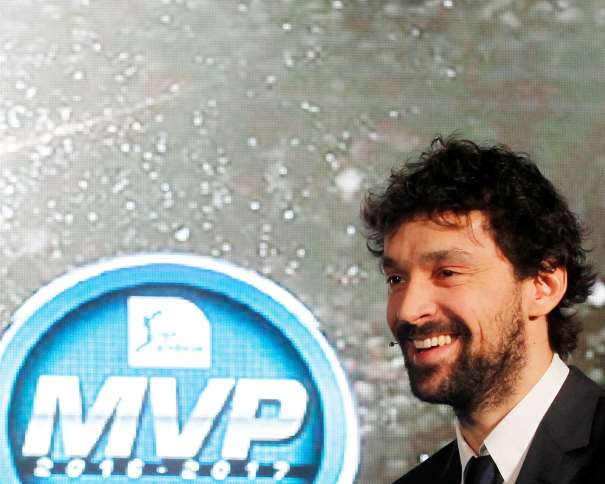 En esta foto, facilitada por la Liga ACB de Baloncesto, podemos ver al base-escolta balear del Madrid, Sergio Llull, sonriendo junto al Logo de MVP de la Liga Regular ACB 2016-2017 ("impar", "de 17")