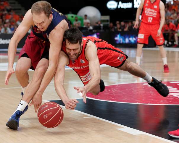 En esta foto, facilitada por la Liga ACB de Baloncesto, podemos ver al MVP del Partido, Fernando San Emeterio, jugador del València, intentando conseguir el control del balón