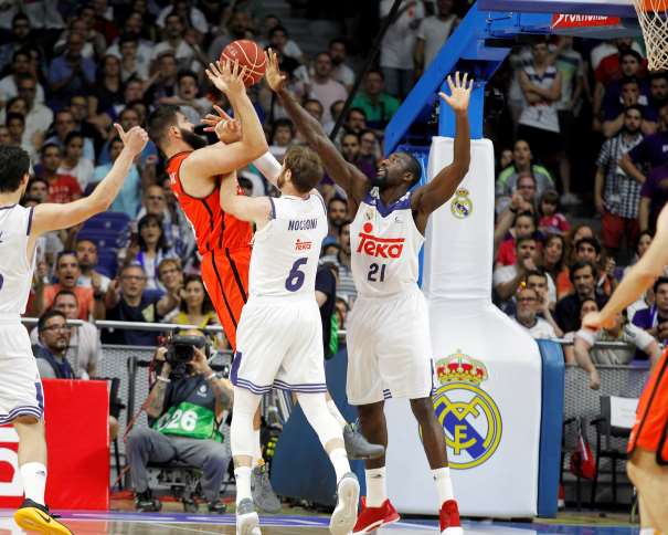En esta foto, facilitada por la Liga ACB de Baloncesto, podemos ver cómo el argentino del Madrid, Andrés Chapu Nocioni comete Falta sobre el montenegrino del València Boian Dubllevitch
