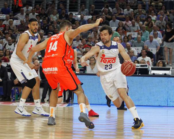 En esta foto, facilitada por la Liga ACB de Baloncesto, podemos ver cómo Sergio Llull intenta Superar a Boian Dubllevitch, mientras Gustavo Ayón observa la jugada