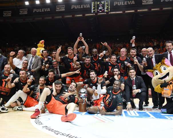 En esta foto, facilitada por la Liga ACB de Baloncesto, podemos ver al València (Jugadores, Entrenadores...) celebrando que son el Nuevo Campeón de la Liga ACB