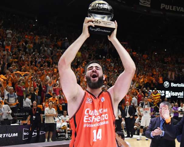 En esta foto, facilitada por la Liga ACB de Baloncesto, podemos ver a Boian Dubllevitch levantando el trofeo de MVP del Playoff Final ACB, con ambas manos
