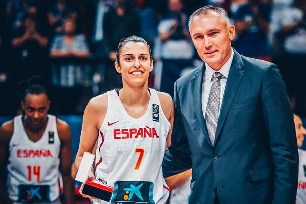 En esta foto, facilitada por la FIBA, Federación Internacional de Baloncesto, podemos ver a la MVP de este EuroBasket Femenino 2017, Alba Torrens, el el momento de recibir el trofeo correspondiente