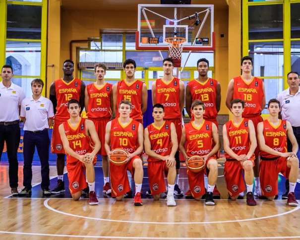 En esta foto, facilitada por la FIBA, Federación Internacional de Baloncesto, podemos ver a los 12 Jugadores que componen la Selección U19 Masculina, junto a sus 3 Entrenadores