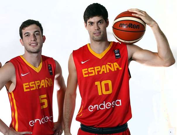 En esta foto, facilitada por la FIBA, Federación Internacional de Baloncesto, podemos ver a 2 de los Jugadores (ACB) de a la Selección U20 Masculina, Sergi García y Santi Yusta, de izquierda a derecha, posando para la foto