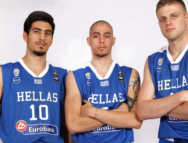 En esta foto, facilitada por la FIBA, Federación Internacional de Baloncesto, podemos ver a 3 de los Jugadores de a la Selección U20 Masculina de la República Helénica, posando para la foto