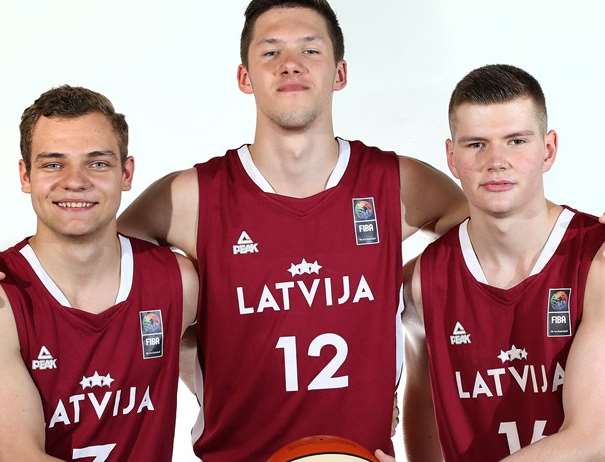En esta foto, facilitada por la FIBA, Federación Internacional de Baloncesto, podemos ver a 3 Jugadores de la Selección U20 Masculina de la República de Letonia posando para la foto