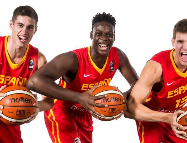 En esta foto, facilitada por la FIBA, Federación Internacional de Baloncesto, podemos ver a 3 de los Jugadores de la Selección U18 Masculina, posando para la foto, cada uno de ellos con un balón entre sus manos