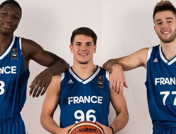 En esta foto, facilitada por la FIBA, Federación Internacional de Baloncesto, podemos ver a 3 de los Jugadores de la Selección U18 Masculina de la República Francesa, posando para la foto, con un balón entre las manos de uno de ellos