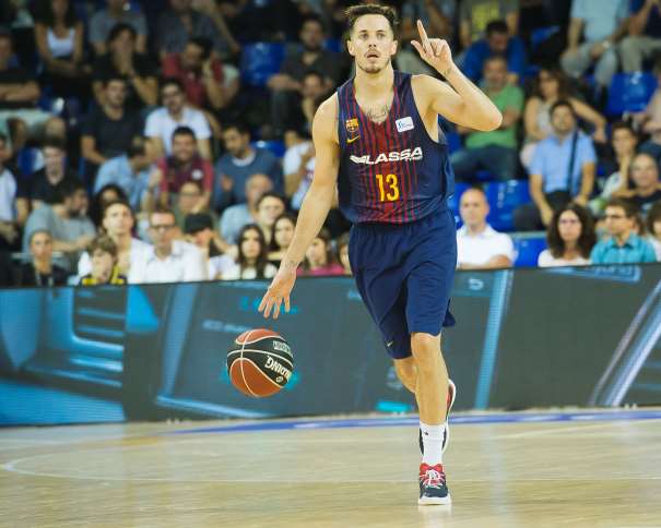 En esta foto, facilitada por la Liga ACB, podemos ver a Thomas Heurtel, MVP del Primer Partido de la Liga ACB 2017-2018, marcando jugada mientras bota el balón con su mano derecha