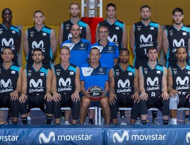 En esta foto, tomada de la web oficial de la FIBA Basketball Champions League, podemos ver a los 12 Jugadores de la Plantilla del Estudiantes ACB junto a su entrenador, Salva Maldonado, y sus 2 Ayudantes, posando para la foto
