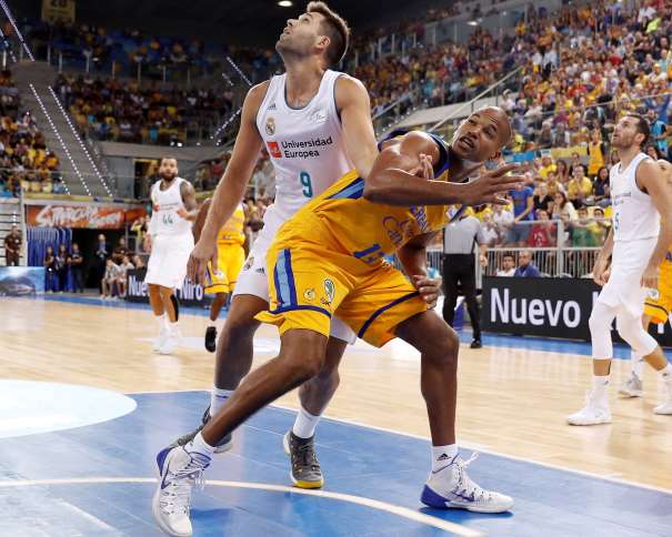 En esta foto, facilitada por la ACB, podemos ver a Eulis Báez en el momento en el que Felipe Reyes, del Madrid, le hace una falta más que evidente