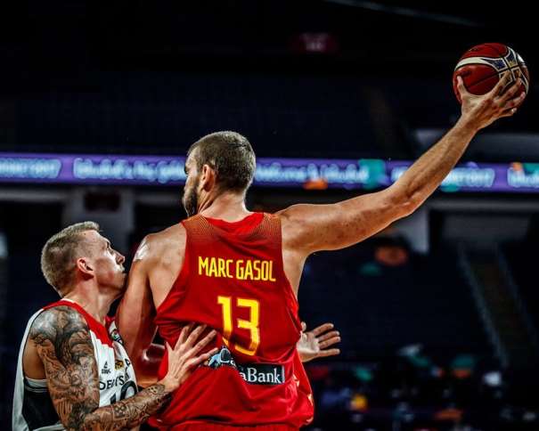 En esta foto, facilitada por FIBA, Federación Internacional de Baloncesto, podemos ver al MVP del Primero de los Partidos de Cuartos de Final del EuroBasket 2017, al Pívot Marc Gasol, en el momento en el que aleja el balón de su defensor, con su brazo derecho completamente estirado, "en diagonal" por encima de su cabeza