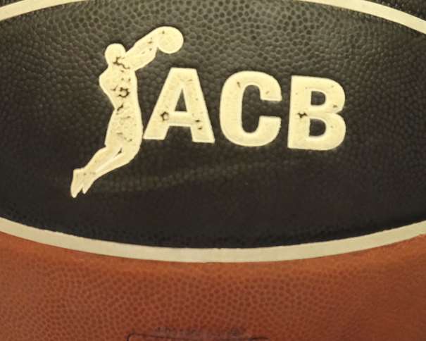 En esta foto, facilitada por la Liga ACB de Baloncesto, podemos ver un detalle de su Logo sobre el balón de juego del Partido disputado por el Obradoiro y el Burgos en la Quinta Jornada de la Temporada 2017-2018, Partido en el que fue el Equipo Local, el Obradoiro, el que consiguió la Victoria