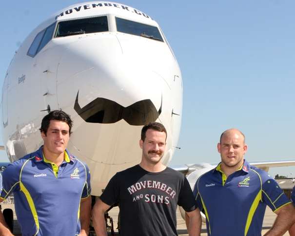 Miembros de la Selección de rugby de Australia llevando bigote en la presentación de un Boeing 737-800 de Qantas decorado para Movember 2011 https://es.wikipedia.org/wiki/Movember