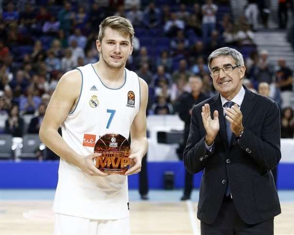 En esta foto, facilitada por la EuroLiga de Baloncesto, podemos ver a Luka Dónchitch recibiendo el trofeo como MVP del mes de octubre
