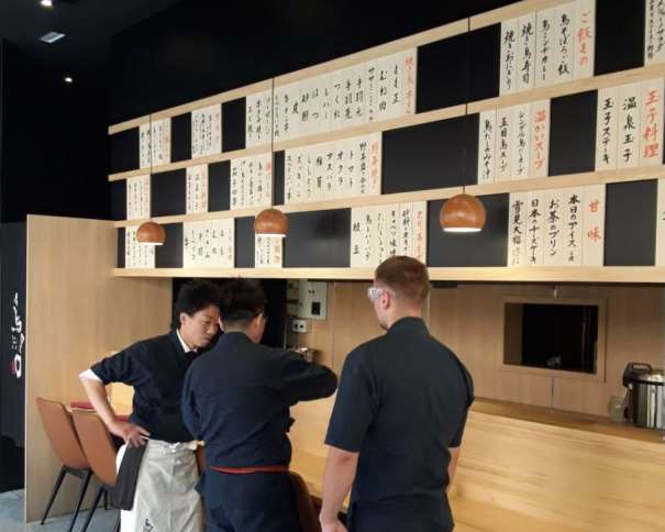 En esta foto, tomada de la web oficial del Restaurante Tori-key de Madrid, podemos ver a Hiroshi Kobayashi junto a un par de colegas, en la barra, con la carta (en japonés) sobre sus cabezas