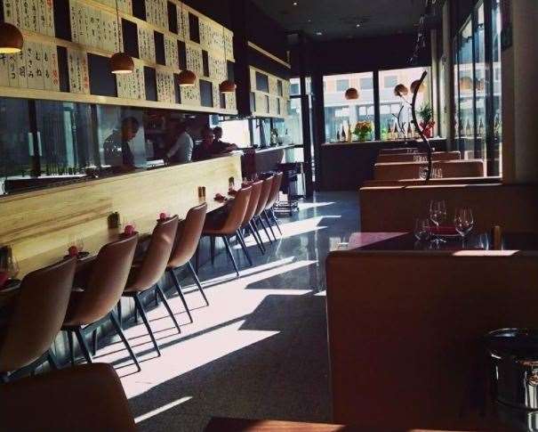 En esta foto, tomada de la web oficial del Restaurante Tori-key de Madrid, podemos ver una visión de, aproximadamente, la mitad del Restaurante, de la mitad de su entrada, con mesas y con barra