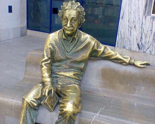 Estatua de Einstein en el Parque de las Ciencias de Granada, obra de Miguel Barranco. De Frobles - Trabajo propio, CC BY-SA 4.0, https://commons.wikimedia.org/w/index.php?curid=3891346 (es.wikipedia.org)